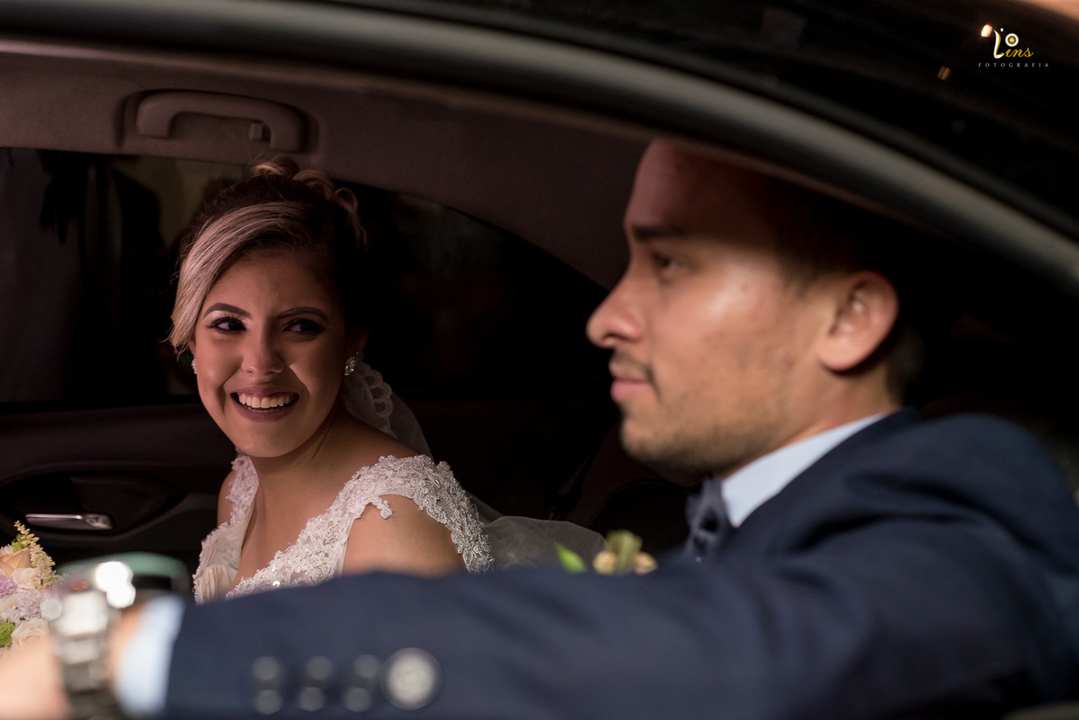 noiva sorrindo olhando para o noiva, casamento em guarulhos,fotografo de casamento 
