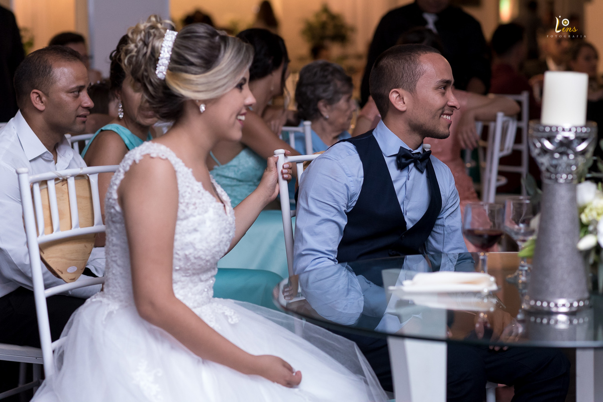 noivos sorrindo assistindo retrospectiva, casamento em guarulhos, salão são Martinho eventos