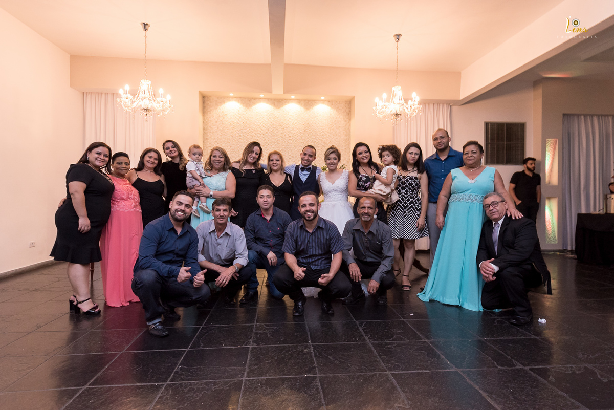 noivos posando para foto com família, casamento em guarulhos,fotografo de casamento em guarulhos 