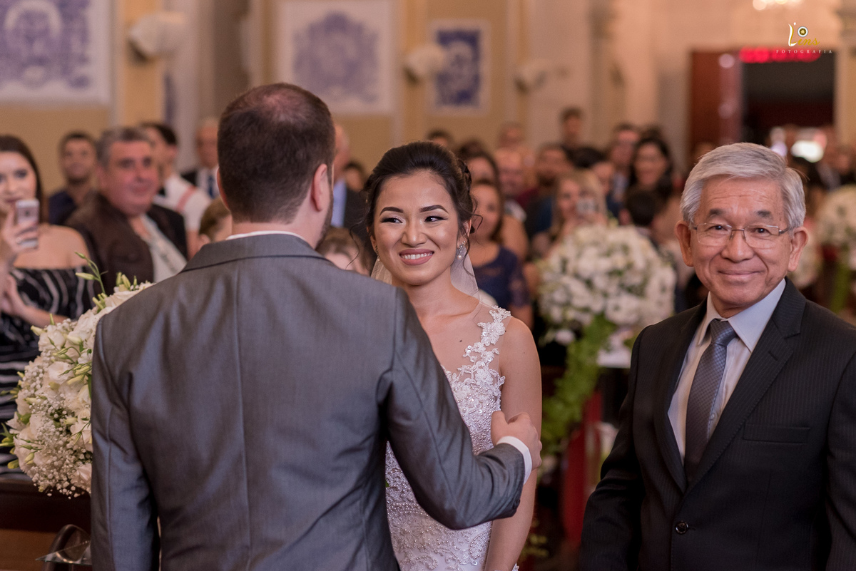 noivo vai até a noiva em sua entrada, casamento catedral de guarulhos,fotografo de casamento em guarulhos SP