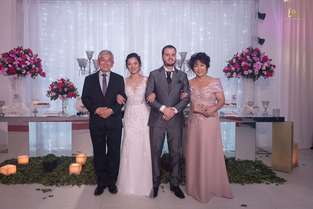 foto com familiares na mesa do bolo buffet europa guarulhos SP Fotografo de casamento em Guarulhos