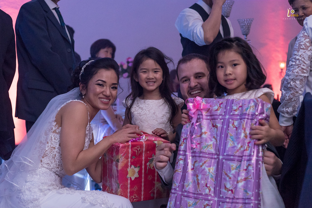 casal feliz com crianças na festa de casamento 