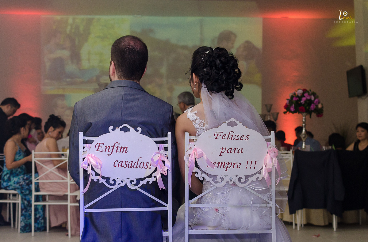 momento do teaser do casal, convidados sorrindo buffet Europa fotos de casamento  