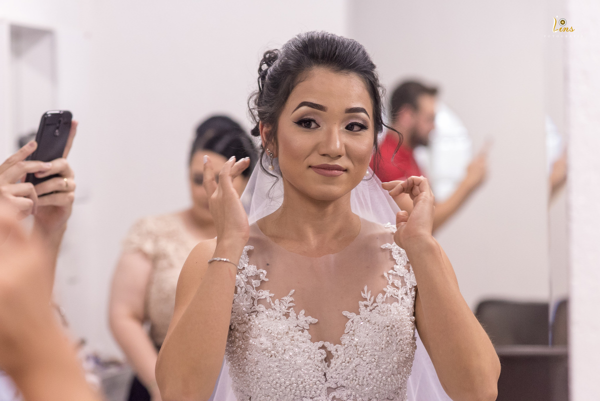 noiva se olhando durante making of, fotografo de casamento em guarulhos 