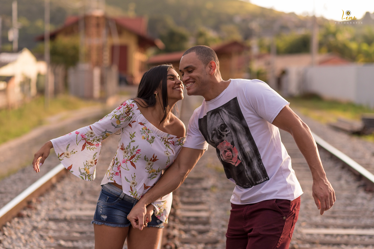 casal sorrindo durante ensaio ao ar livre, ensaio em Guararema, fotografo de casamento em guarulhos  