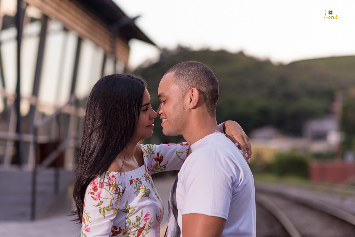 troca de olhares dos casal, ensaio em Guararema, fotografo de guarulhos 