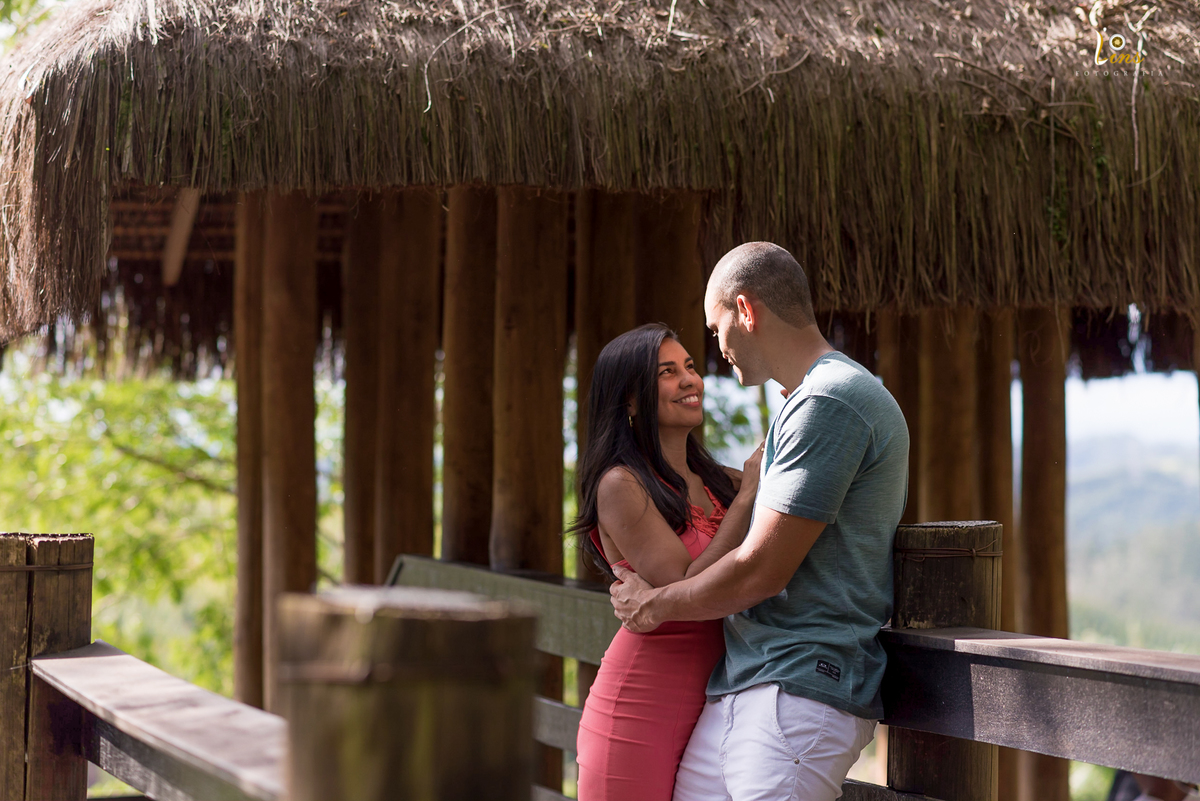 casal trocando olhares em ensaio, fotografo de guarulhos SP