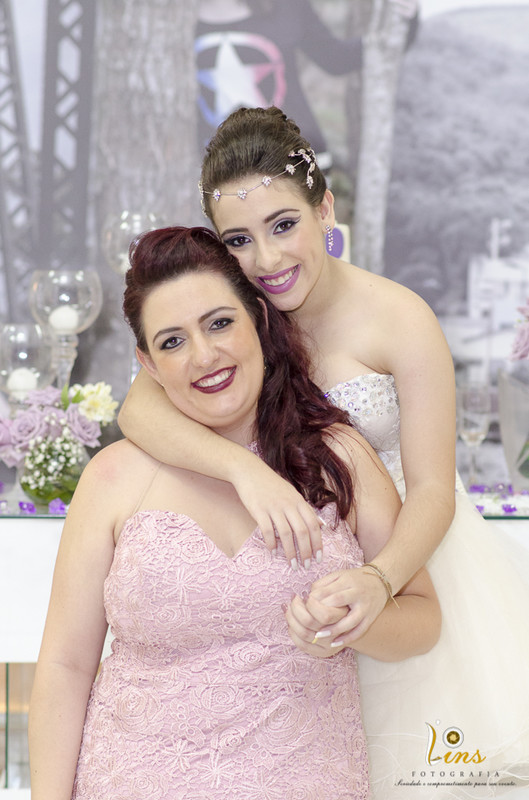 debutante e sua mãe posando pra festa