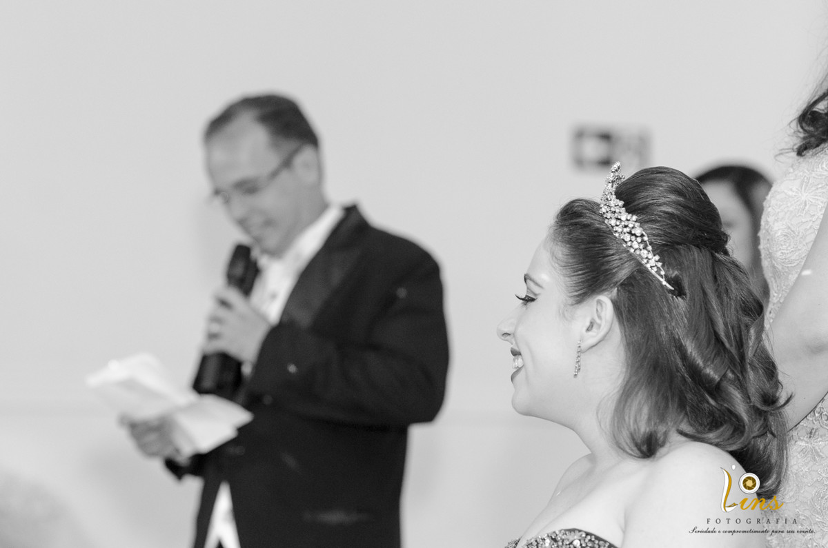 pai lendo dedicatória para debutante