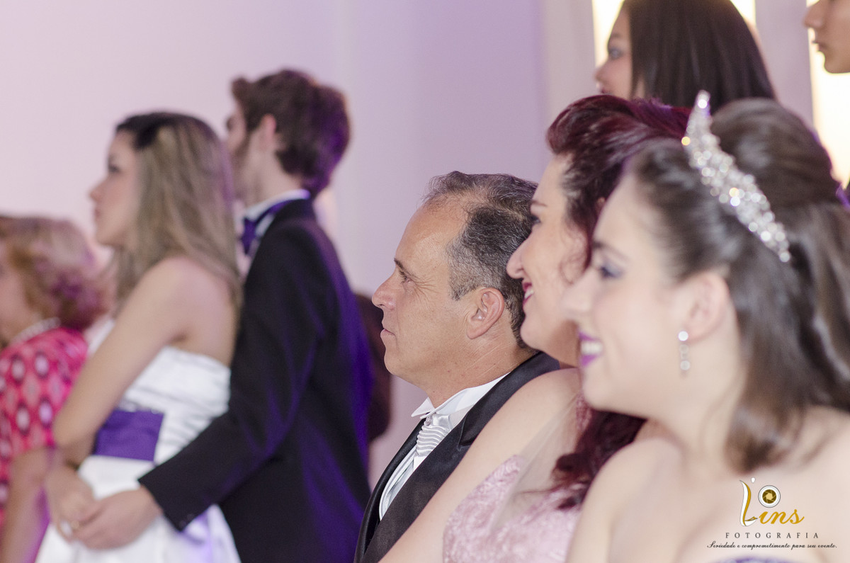 familia da debutante vendo a retrospectiva
