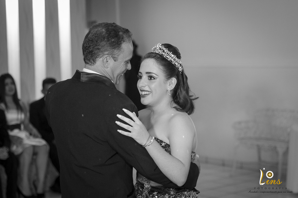pai e debutante dançando