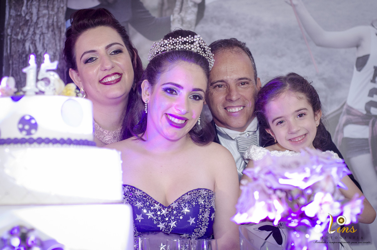 familia na mesa do bolo em festa de 15 anos