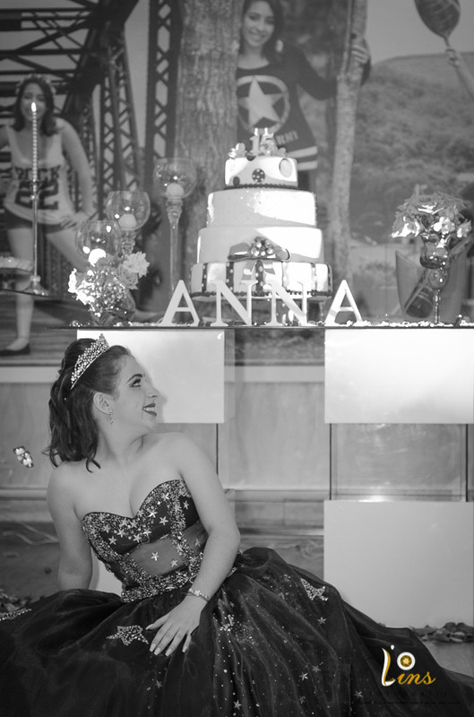 debutante em frente mesa do bolo