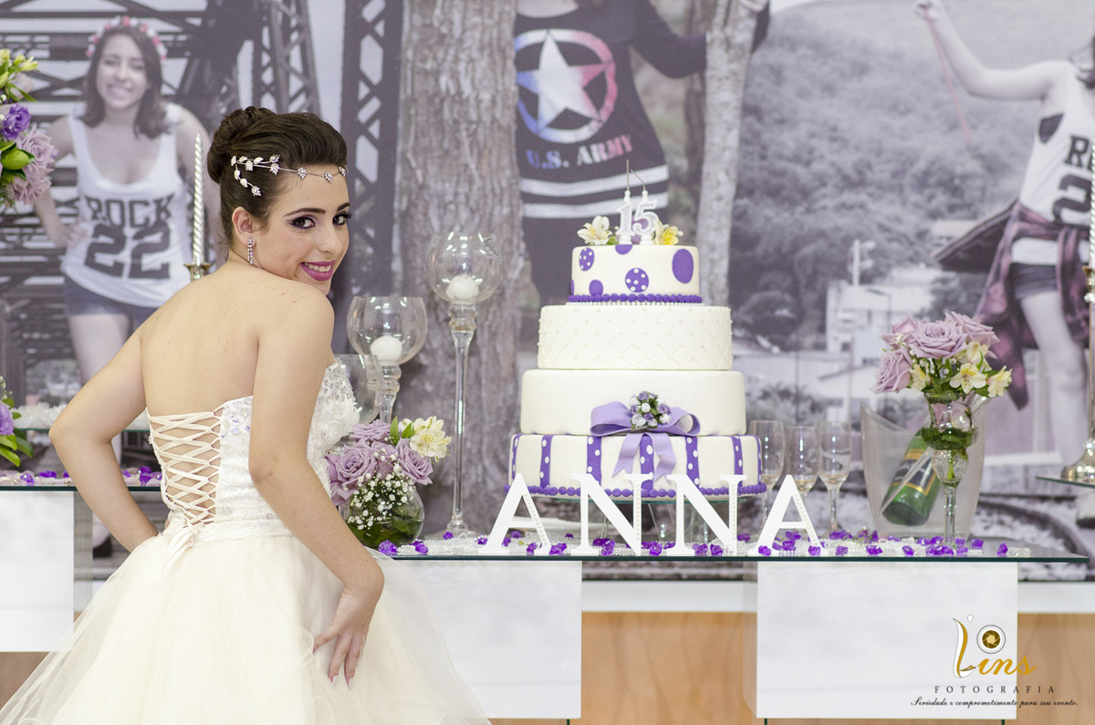 debutante vestido branco curto mesa do bolo