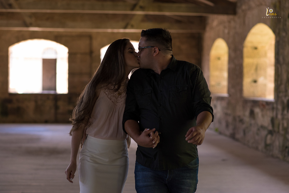 beijo do casal em ensaio de casamento, fazenda Ipanema SP , fotografo de Guarulhos 