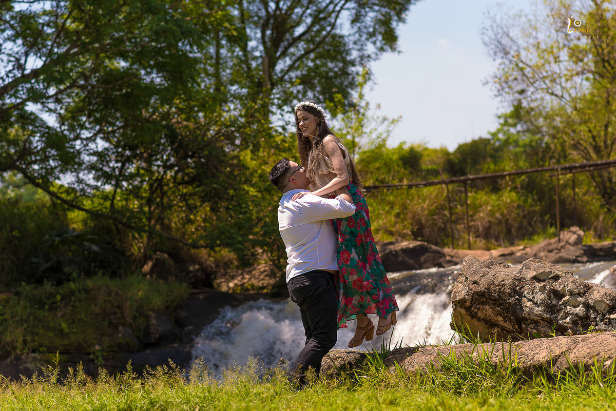 ensaio de casal a luz do dia, fazenda Ipanema Sp , fotografo de Guarulhos SP