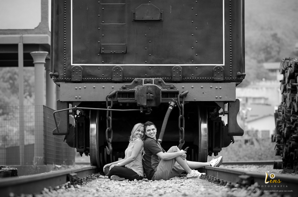 noivos sentados em trilho do trem em guararema