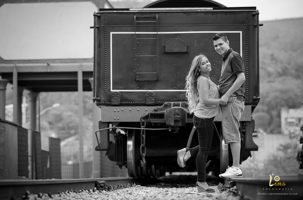 noivos posando para foto em trilho do trem