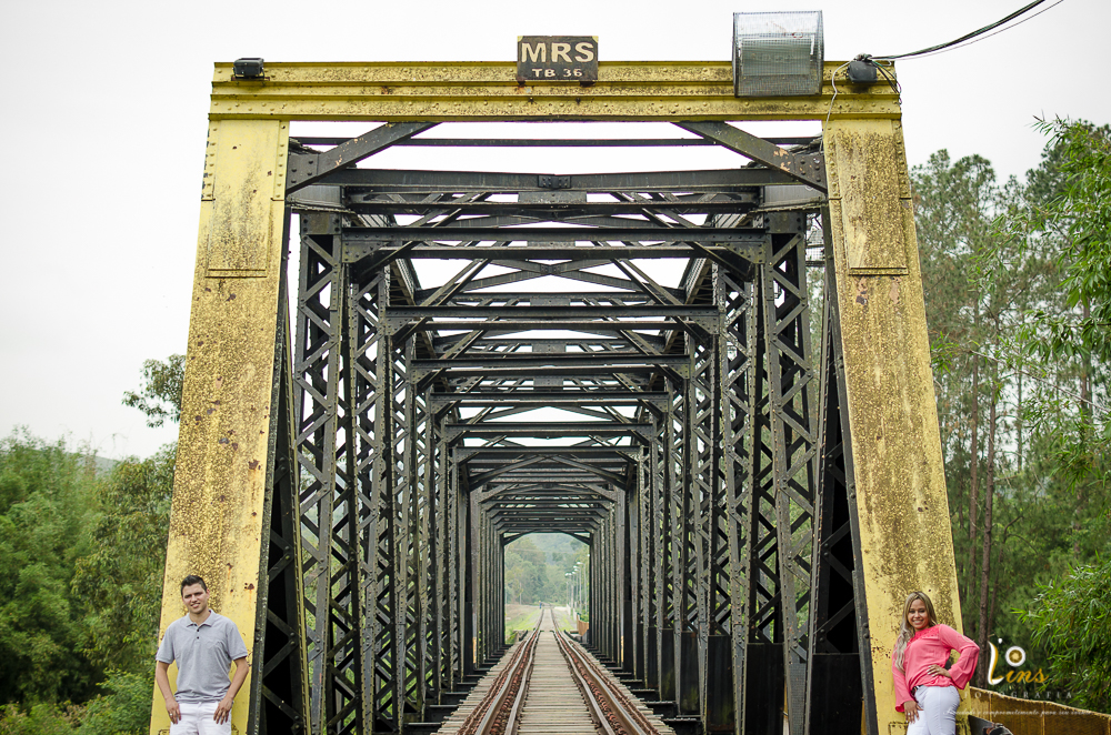 noivos posando para foto em trilho do trem