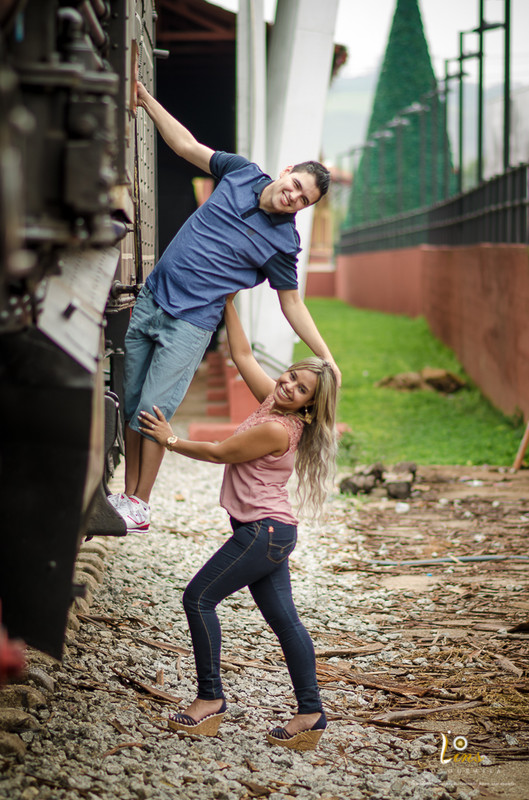 noivos fazendo pose para foto em seu ensaio pré casamento