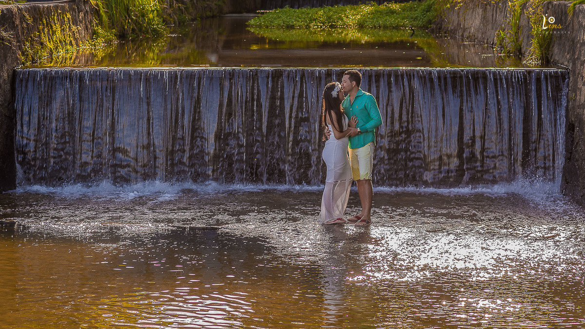  noivo beijando a noiva, ensaio de casal em ilhabela, fotografo de guarulhos SP fotografo de casamento litoral norte