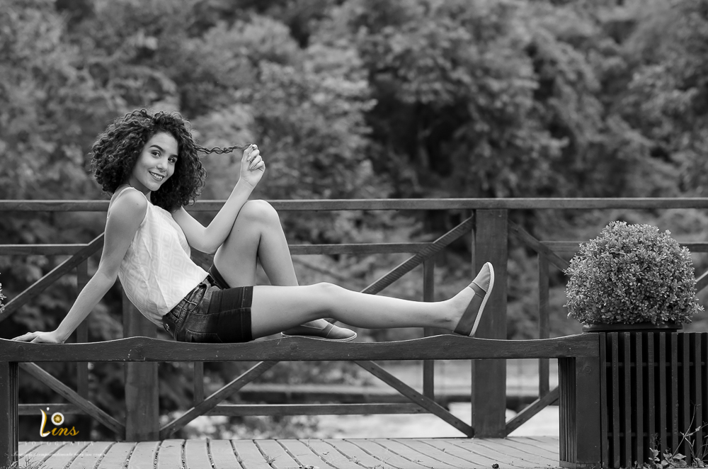 debutante fazendo pose no banco em guararema