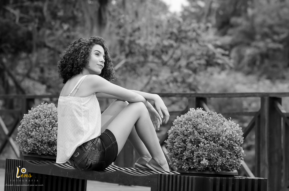 debutante fazendo pose no banco em guararema