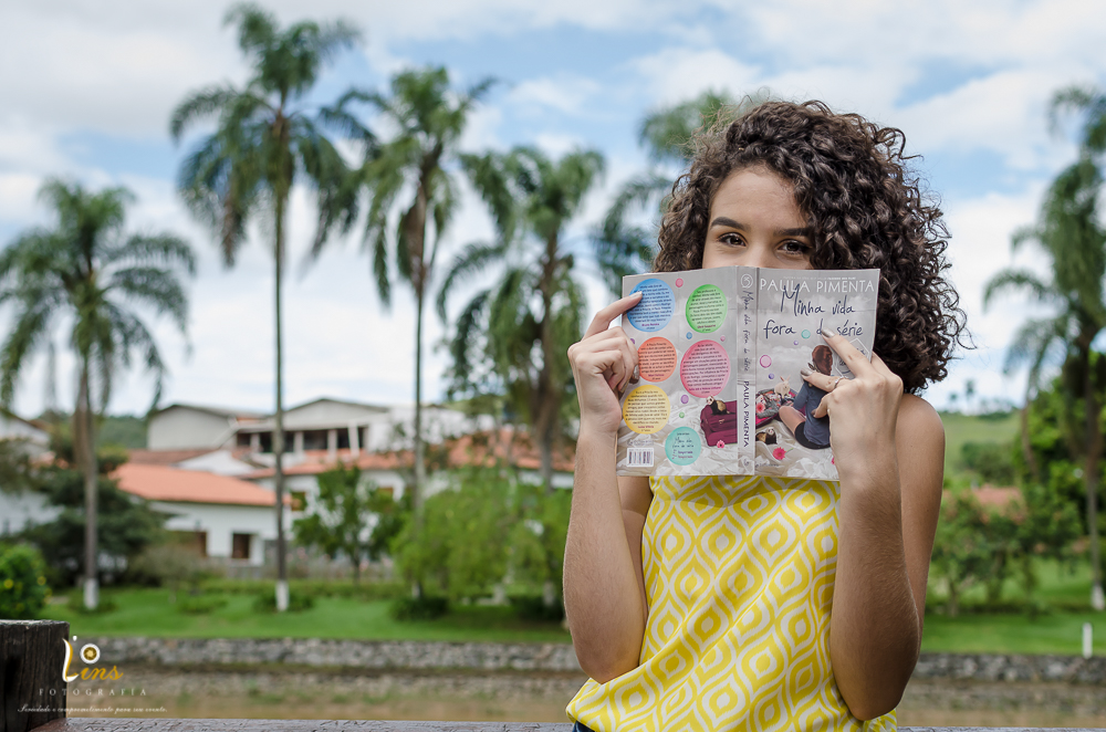 debutante pose com livro ensaio antes do casamento
