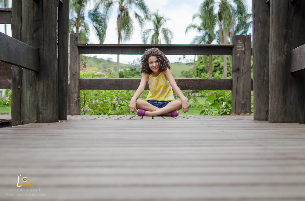 debutante sentada em ponte em guararema