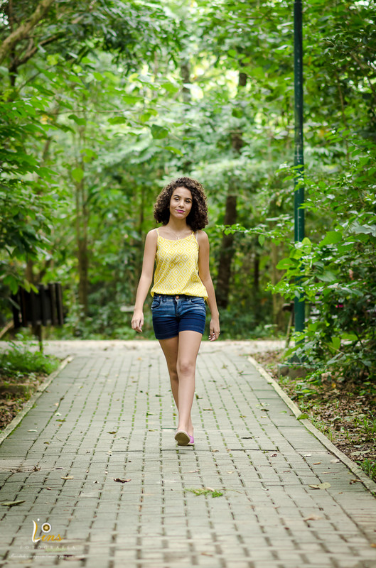 debutante em pose andando em guararema
