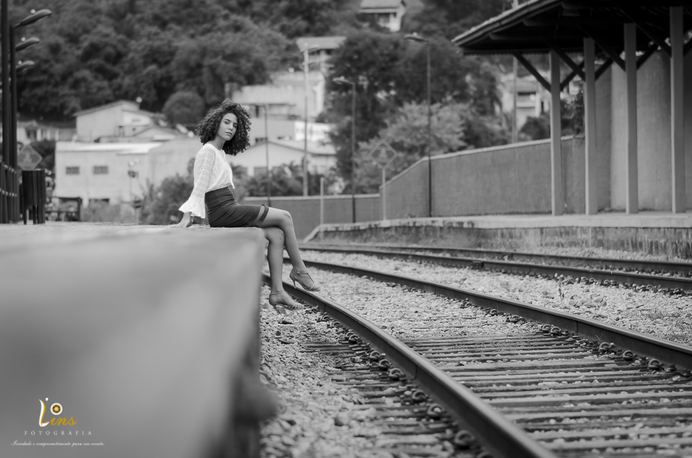 debutante foto em trilho do trem guararema