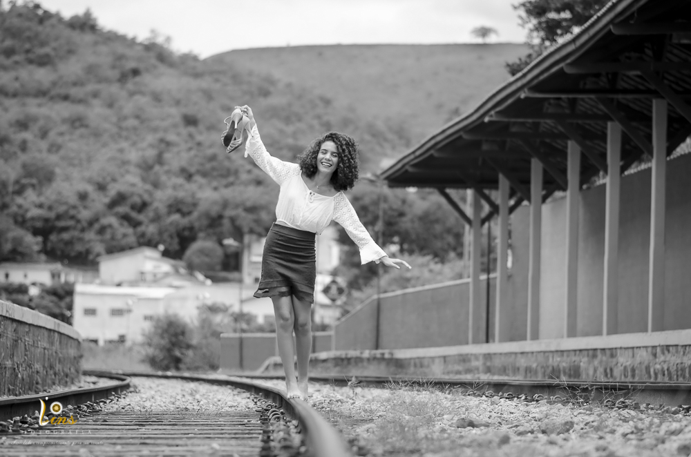 debutante andando no trilho do trem sem salto