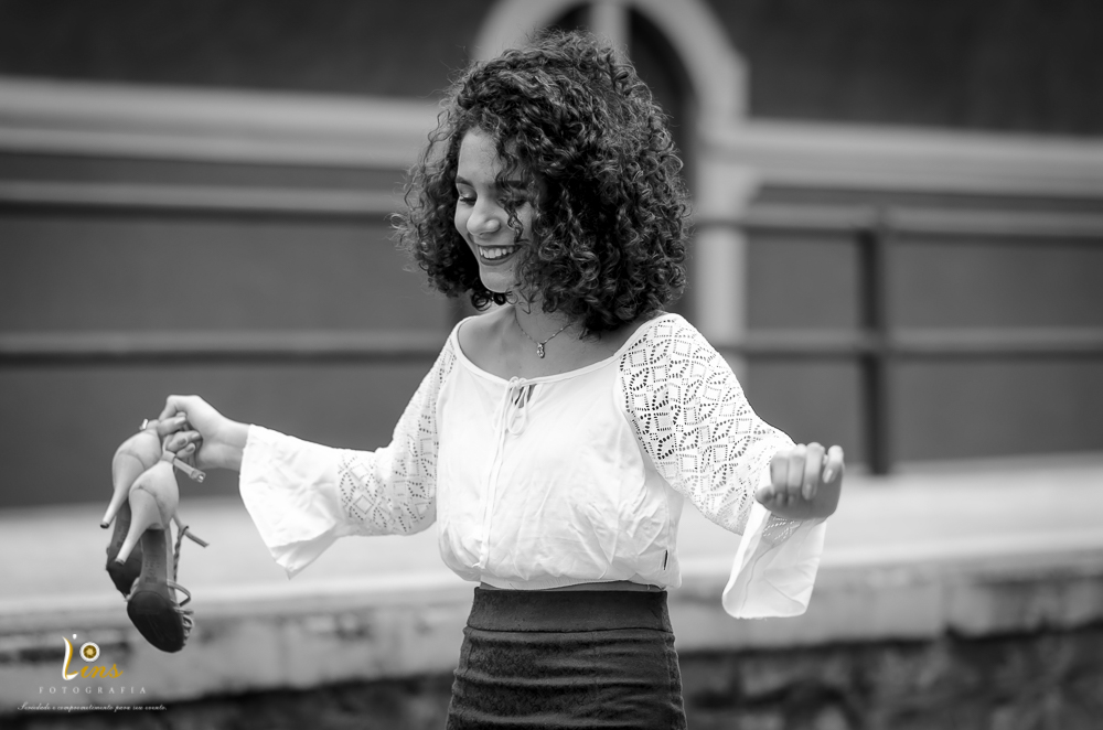 debutante sorrindo andando no trilho do trem