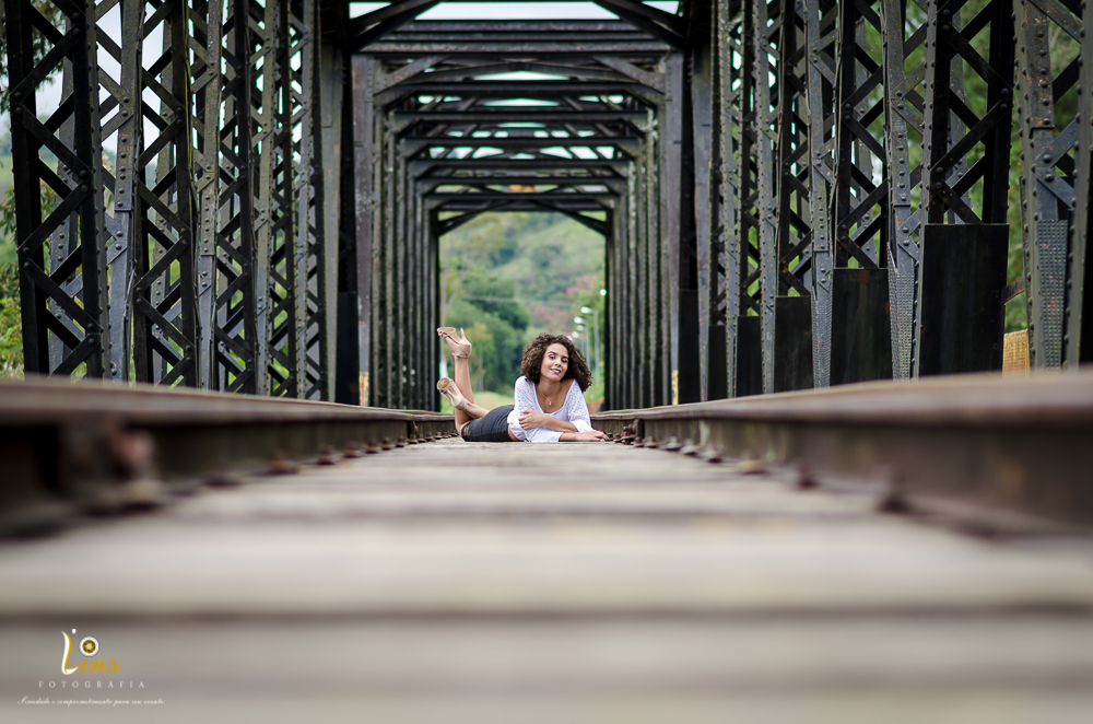 debutante fazendo pose deitada em trilho de trem em guararema