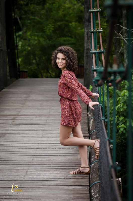debutante sorrindo em seu ensaio antes da festa