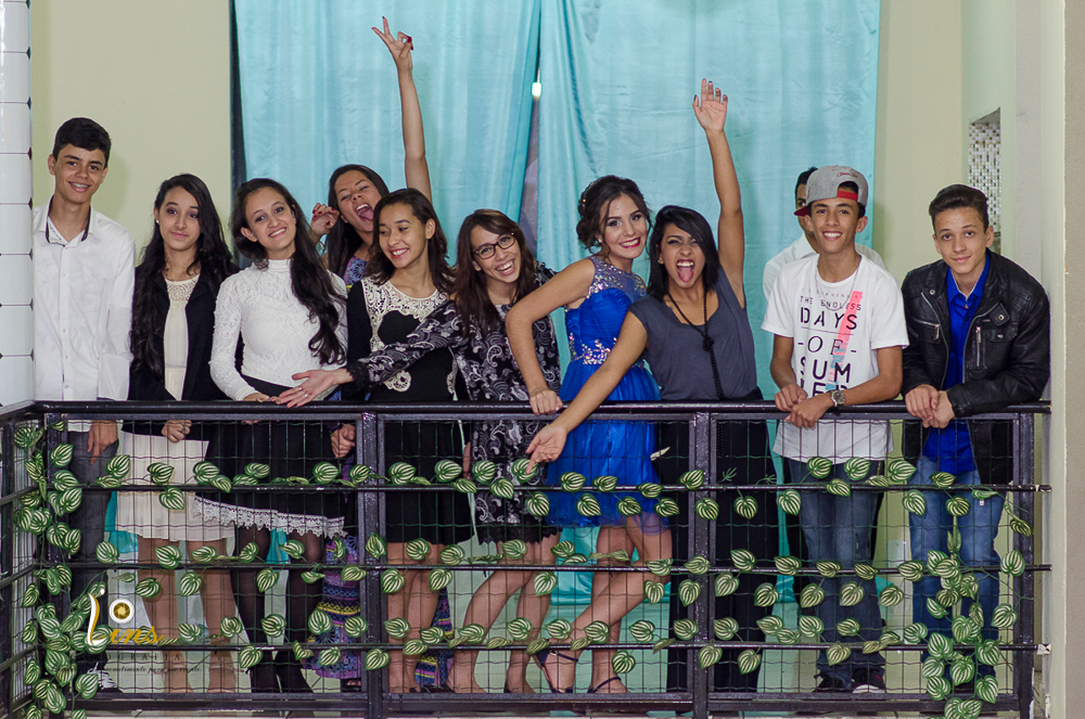debutante com amigos durante a festa