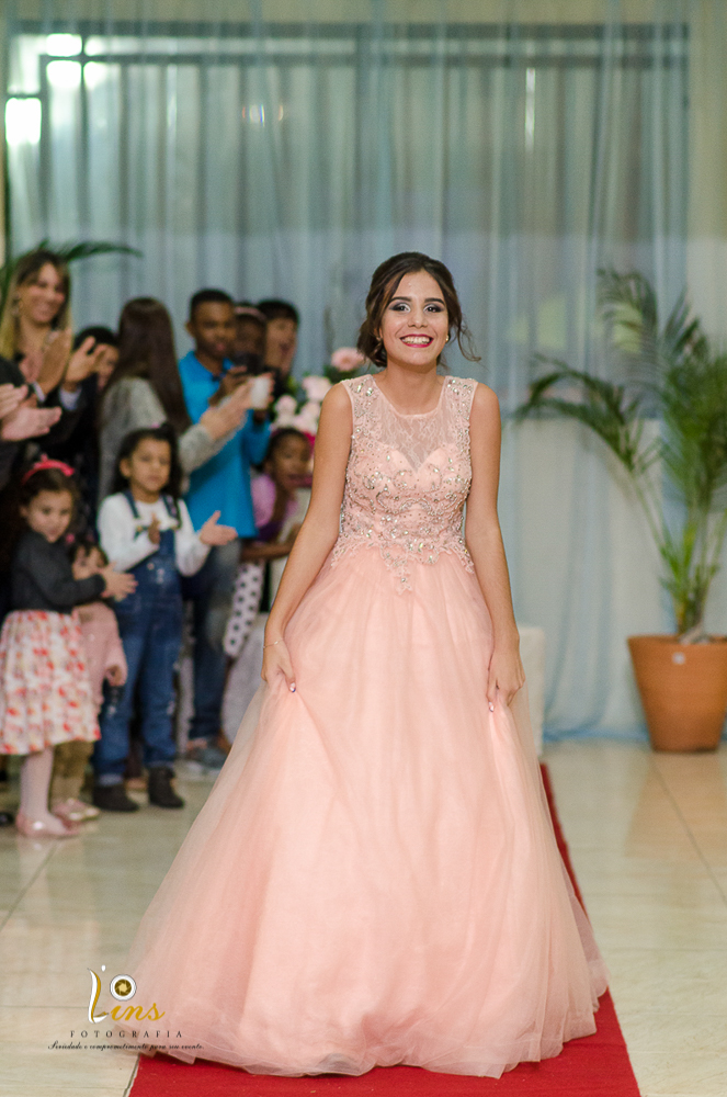 debutante entrendo com segundo vestido longo