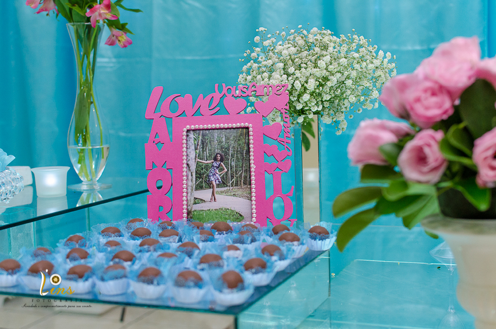 mesa de doce com foto de debutante