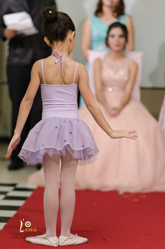balarina mirim em direção a debutante
