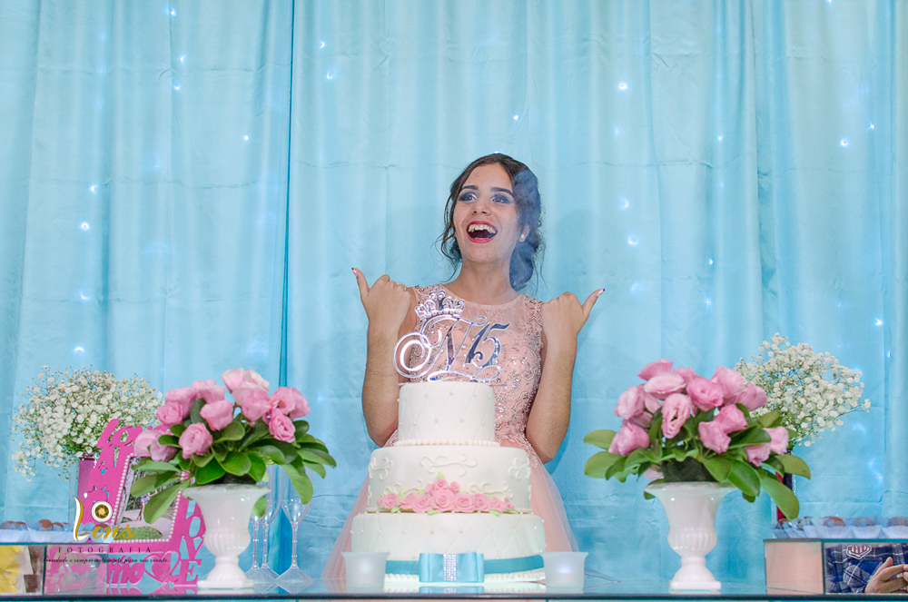 debutante na mesa do bolo