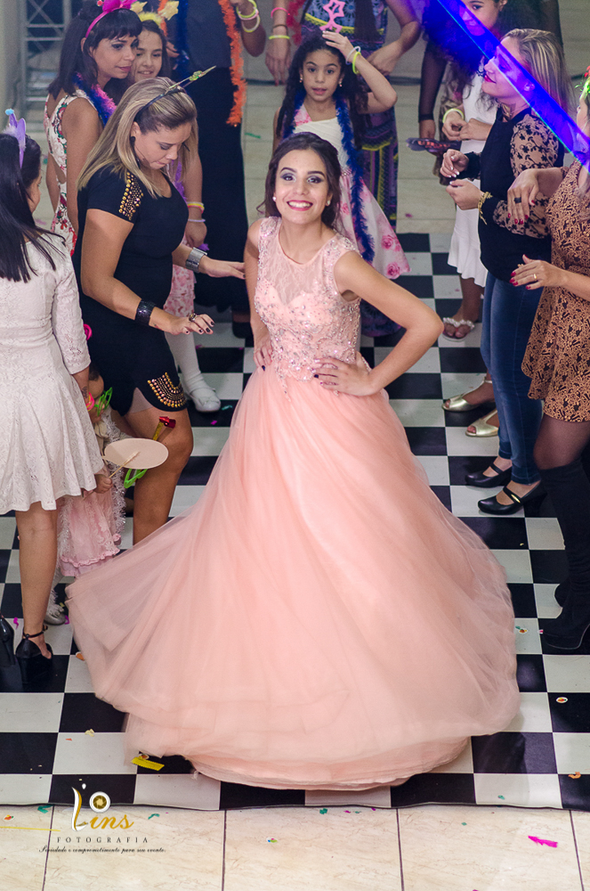 debutante posando em seu ensaio durante a festa