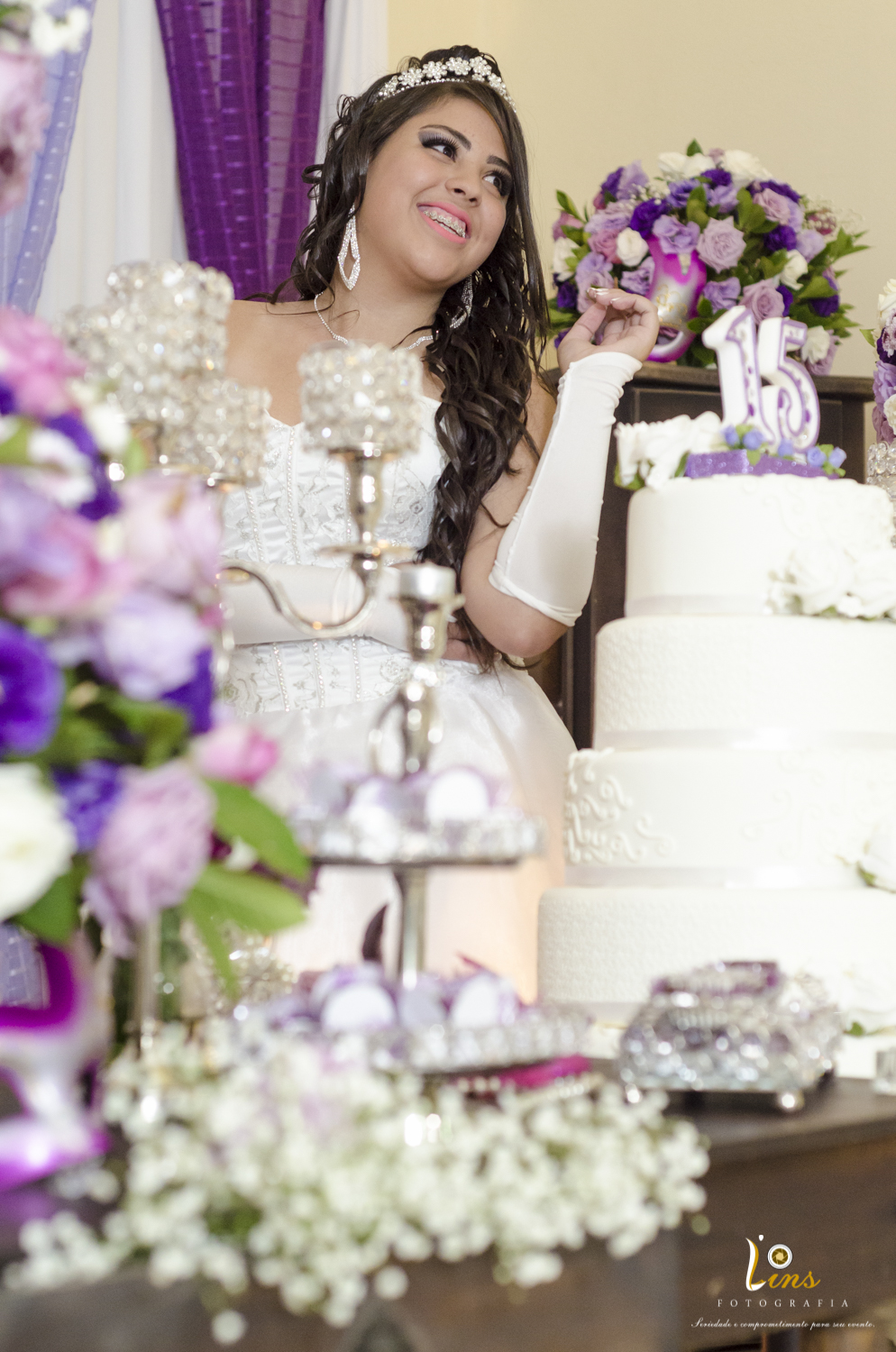 debutante em mesa de bolo