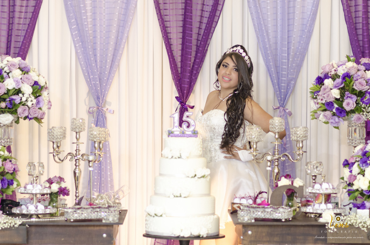 debutante em mesa de bolo