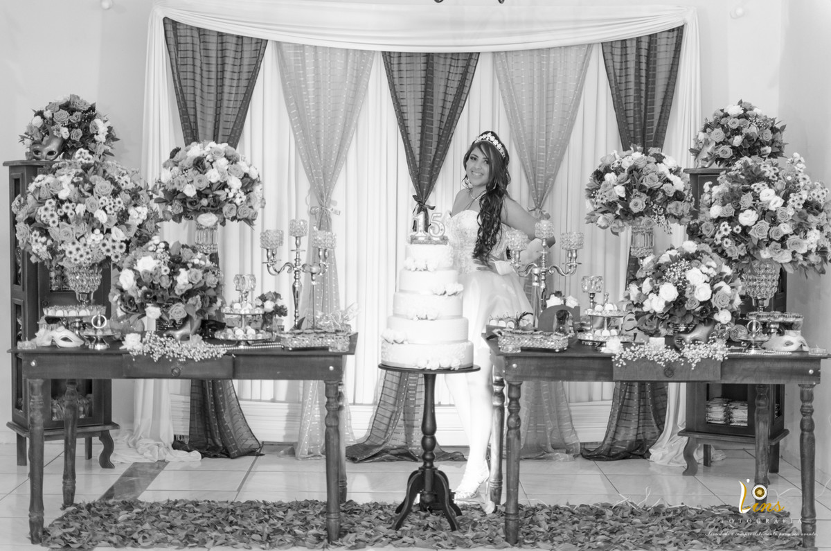debutante em mesa de bolo