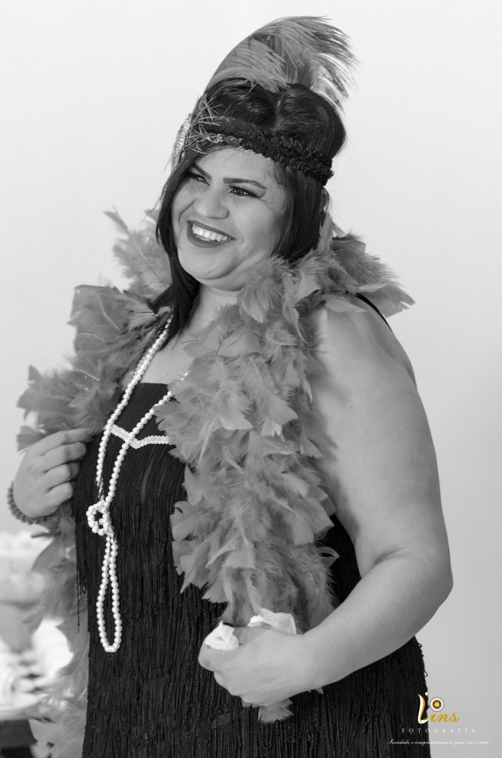 mãe da debutante posando para foto