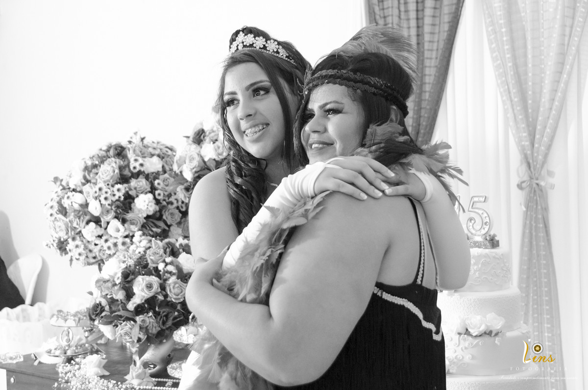 mãe da debutante posando para foto