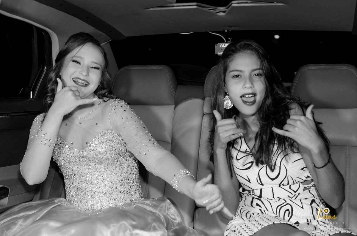 debutante com sua amiga indo para festa em limonise