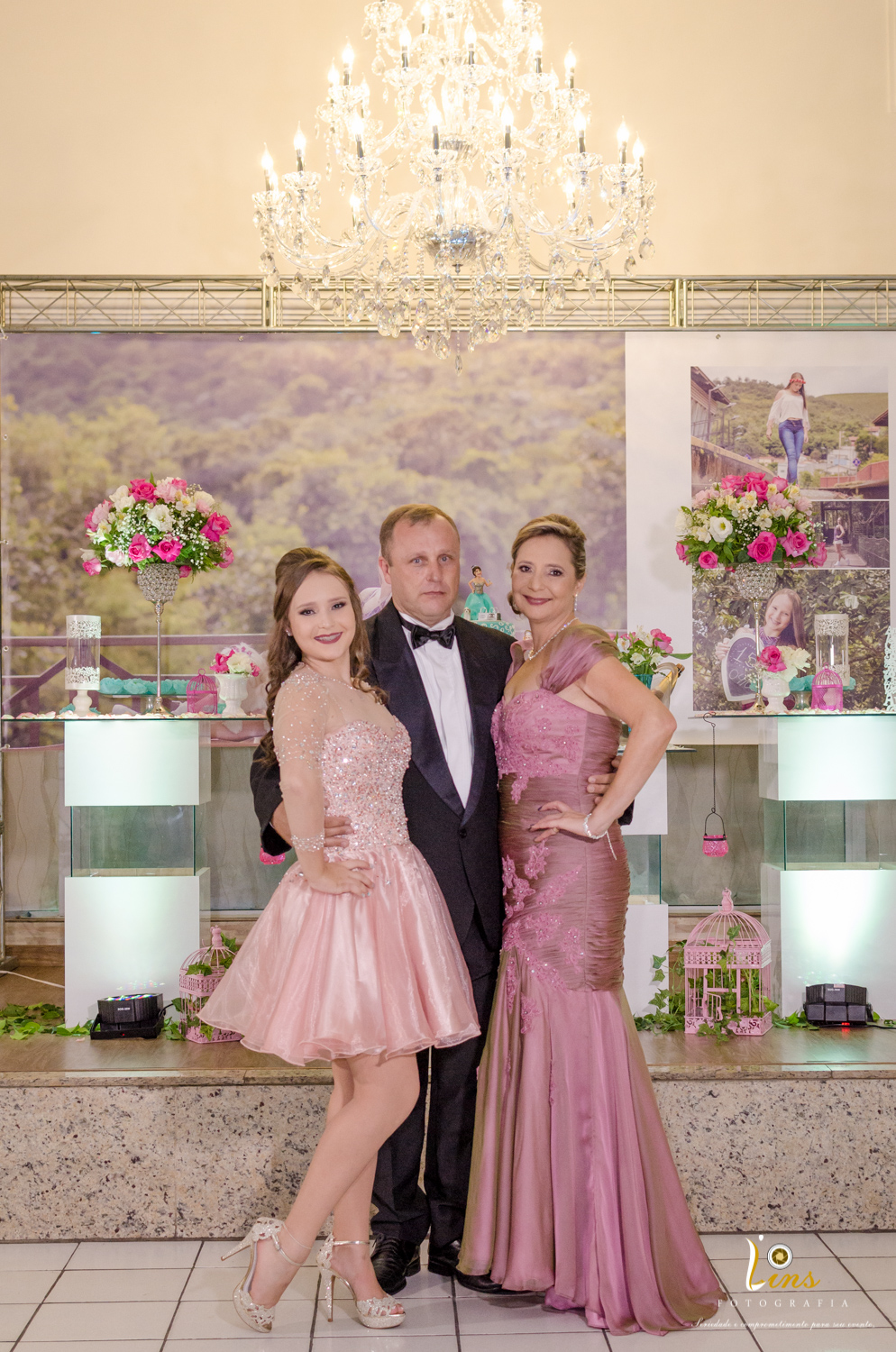 debutante com seus pais em ensaio durante a festa