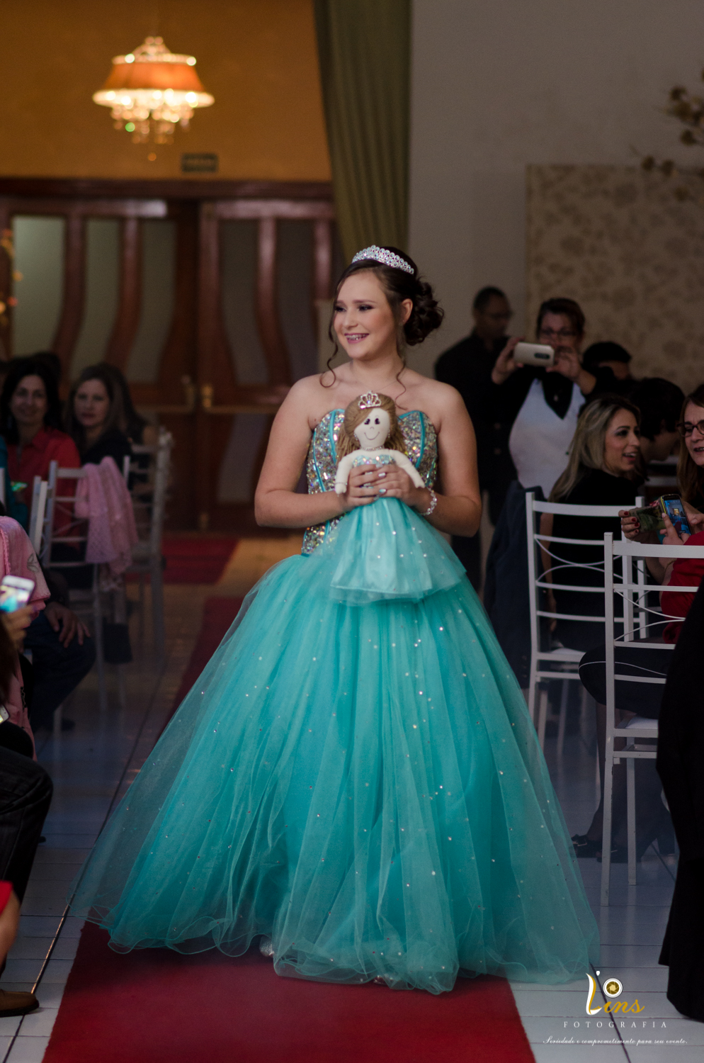 entrada da debutante com boneca