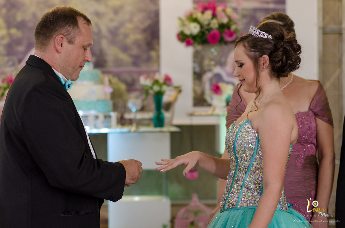 pai colocando anel na debutante